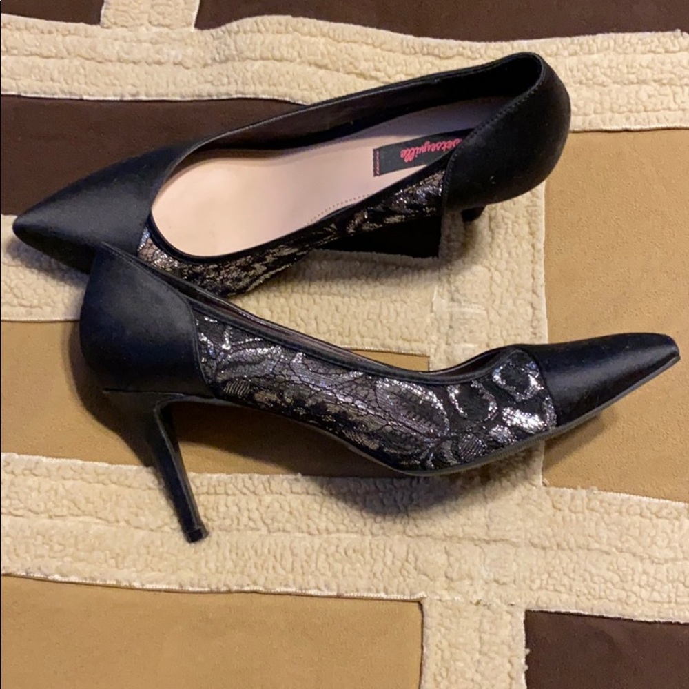 BETSYVILLE 9.5 Satin Pump